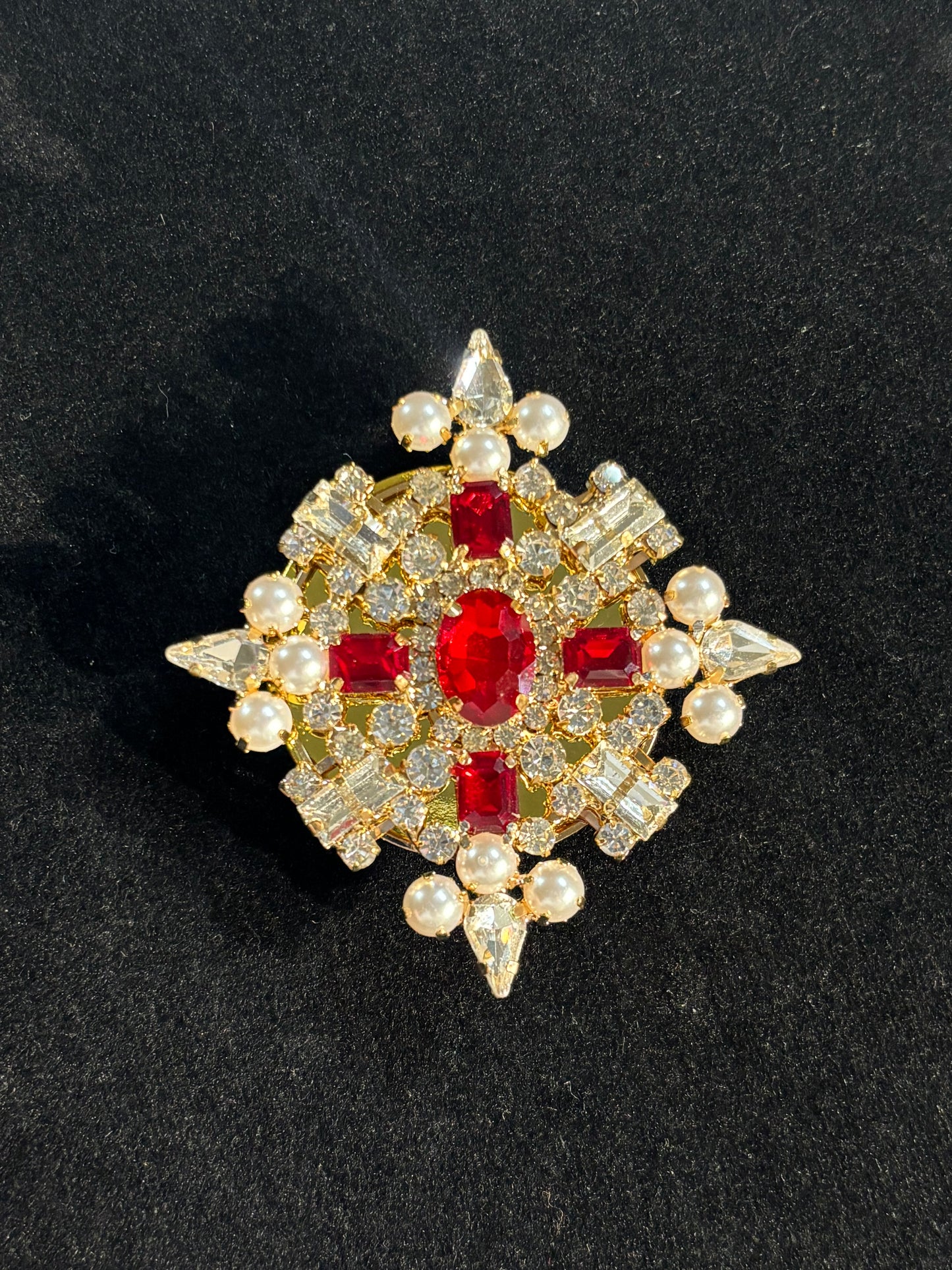 Glamorous Red Gem & Pearl Pop-Socket!