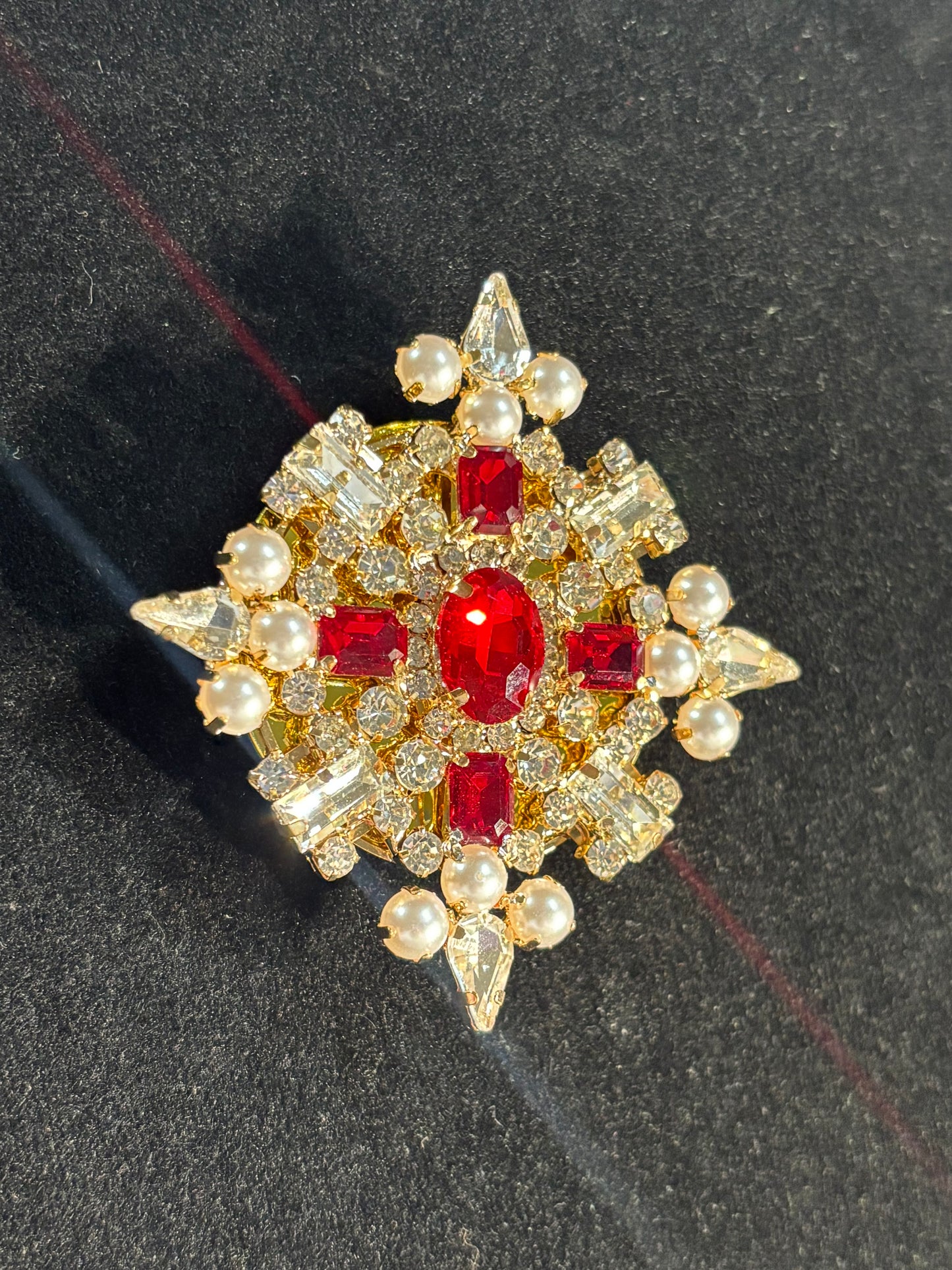 Glamorous Red Gem & Pearl Pop-Socket!