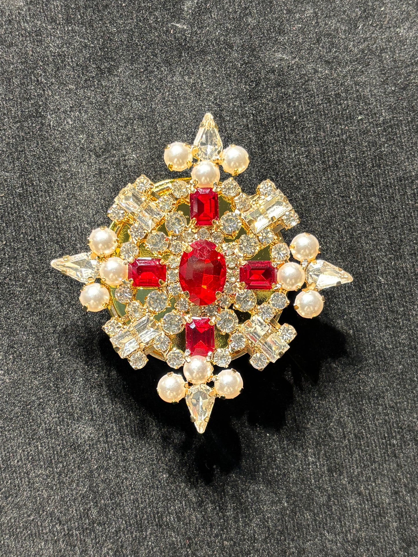Glamorous Red Gem & Pearl Pop-Socket!